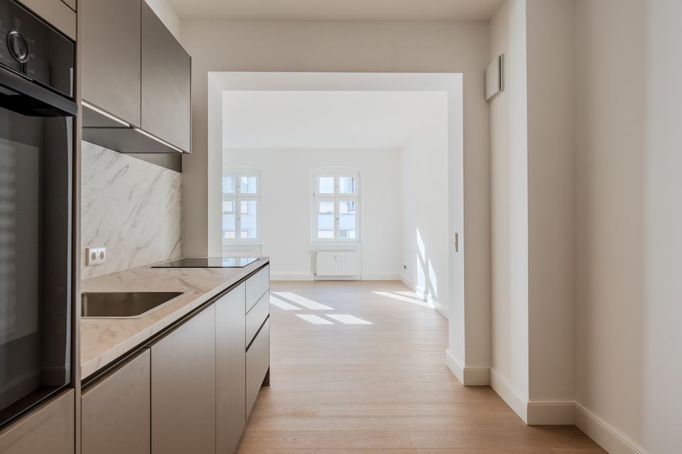 Küche mit Blick in den hellen Wohnraum