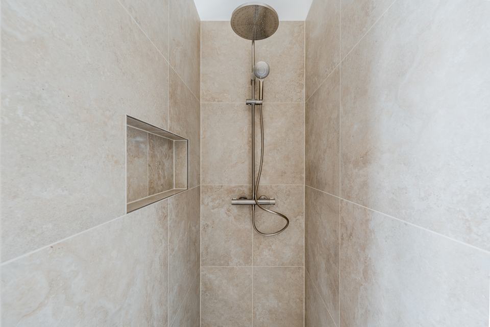 Bodengleiche Dusche mit Regenbrause und Wandnische