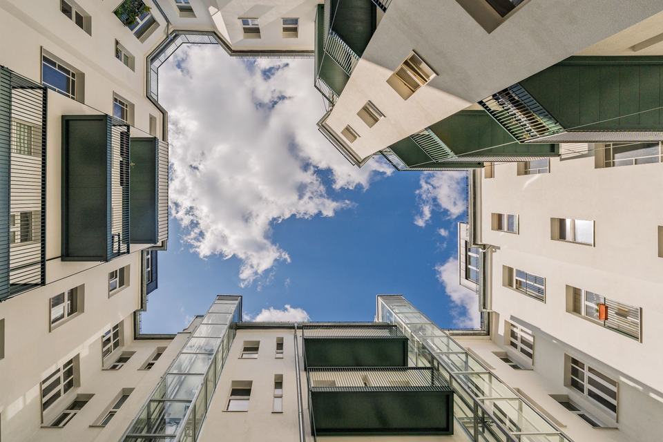 Innenhof mit Blick nach oben: neue Aufzüge und Balkone