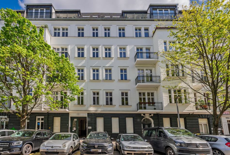Straßenfassade nach der Sanierung mit neuem Dachgeschoss