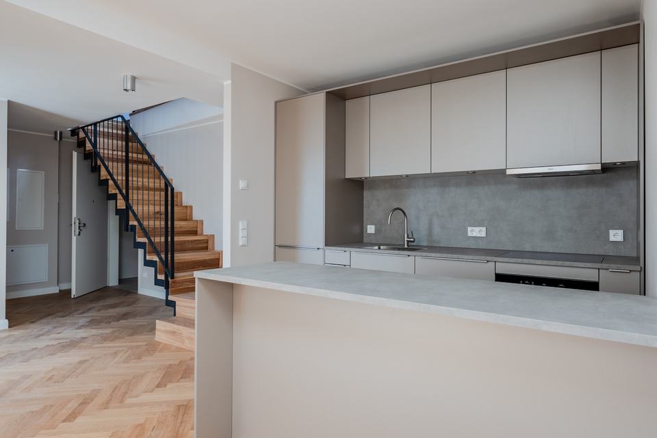 Offene Küche mit Treppe ins obere Geschoss